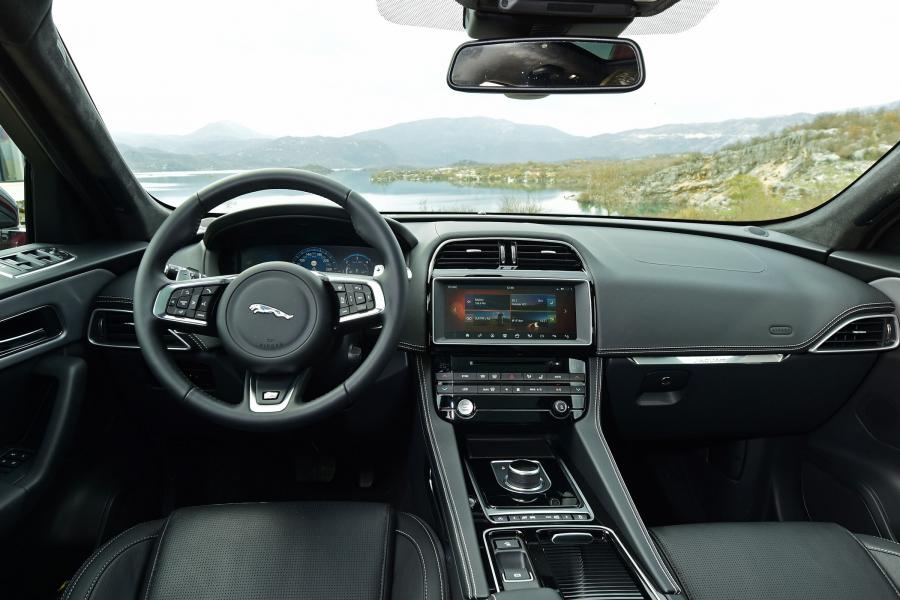  Jaguar F-Pace 20d AWD R-Sport 2016 года  (WW) (фото 2 из 30)